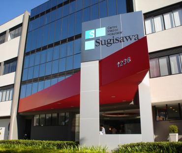 Sugisawa: revestimento da marquise em ACM vermelho e colunas revestidas em ACM prata. Imagem 10 de 40