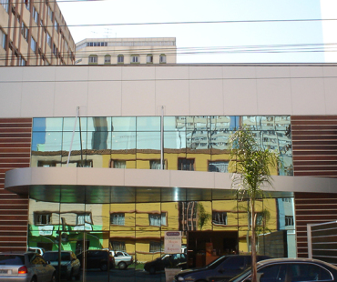 Emporio Pancy: revestimento da fachada e marquise em ACM prata.