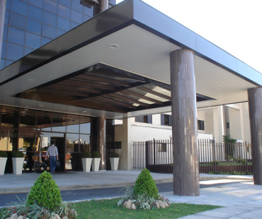 Hospital Constantini: revestimento da marquise em alumínio sólido bronze com forro em ACM branco.