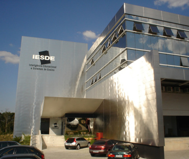 IESDE: revestimento das fachadas em aço inox escovado e revestimento da marquise em ACM branco (900 m²)
