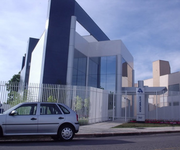 Consilux: revestimento das colunas e marquise em ACM prata.