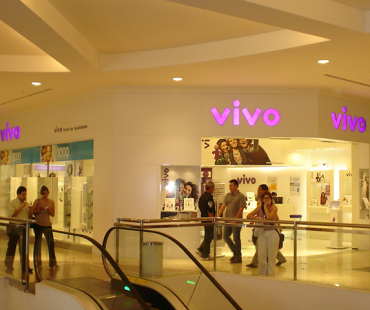 VIVO Palladium: revestimento da fachada em ACM branco com logotipo luminoso