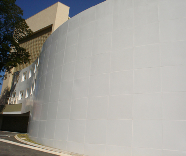 CELEPAR: revestimento das fachadas internas e externas em alumínio sólido branco.