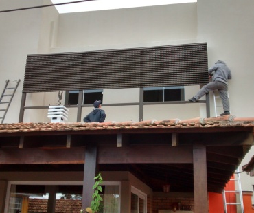 Residência. Instalação de painéis Aluacero vetilado. - 