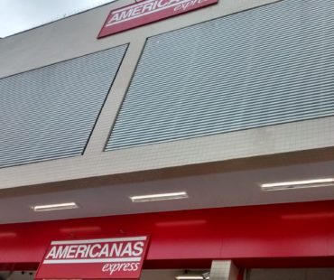 Americanas Araucária: revestimento em ACM vermelho e brises em alumínio branco.