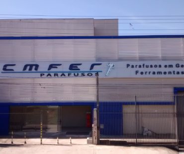 Projeto e execução da fachada. Revestimentos e ACM azul e instalação de brises prata.