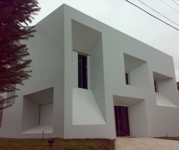 Studio Lumakeup: Retrofit da fachada em ACM branco. 